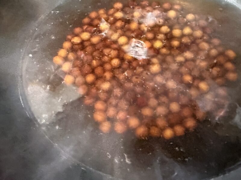 豆の硬さを見る